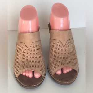 TOMS Tan Perforated Leather Open Toe Heels Slip On Size 8 Bohemian Mule Boho EUC